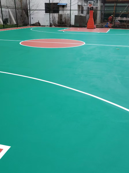 三都镇 球场长期使用易出现地面开裂